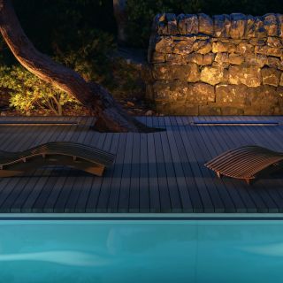 Sloupková venkovní svítidla? To už asi všichni známe. Ale co říkáte na tuto minimalistickou podélnou formu osvětlení...