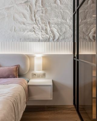 Realizace. Znáte to, když rozsvítíte a jste z interiéru plní emocí? Černá a zlatá kombinace zanechá údiv. V této moderní...